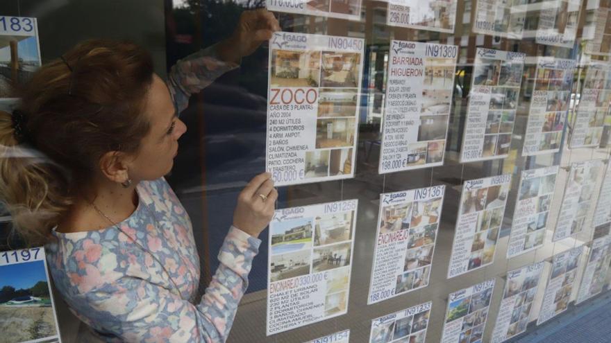 Carteles con viviendas disponibles en una inmobiliaria de la ciudad.