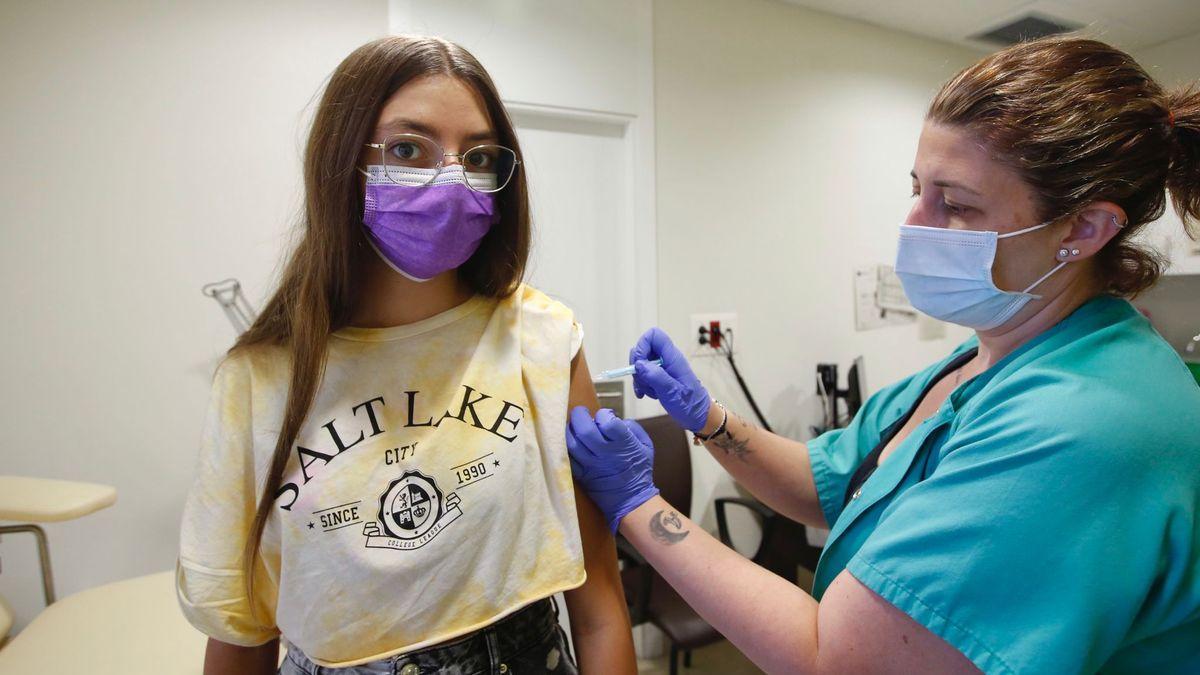 Vacunación a una adolescente en Córdoba.