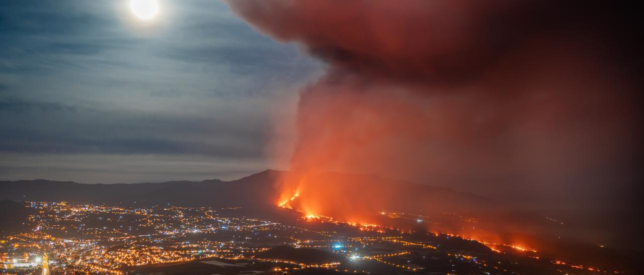 De noche, y a cierta distancia, desde el mirador del Time, se aprecia mejor la magnitud del desastre.