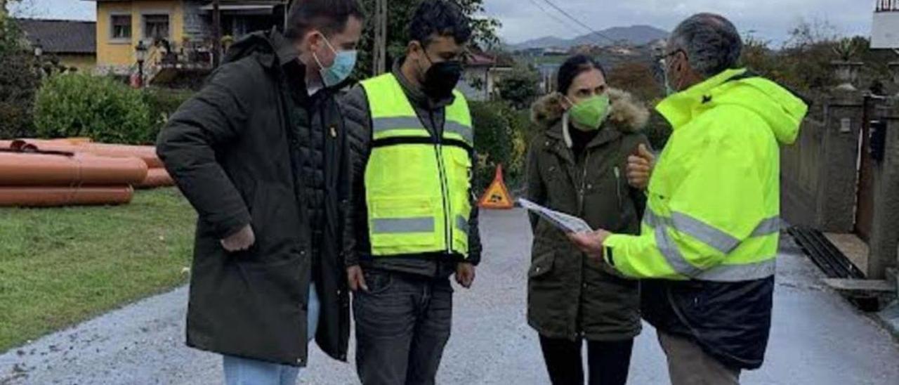 Por la izquierda, el responsable de la empresa, los ediles Javier Rodríguez y Aida Nuño, y el ingeniero municipal Juan Carlos Álvarez, ayer, en la obra.