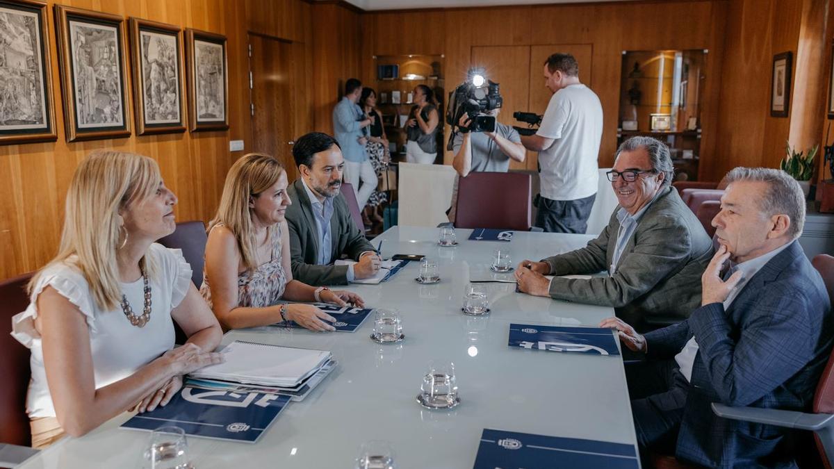 Imagen de la reunión entre Cabildo y CD Tenerife.