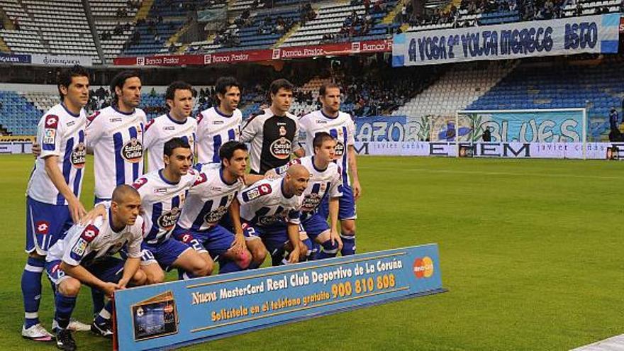 El equipo que saltó ayer a Riazor posa antes del iniciarse el encuentro con el fondo de maratón vacío y una pancarta con el lema: &#039;A vosa segunda volta merece isto&#039;. / carlos pardellas