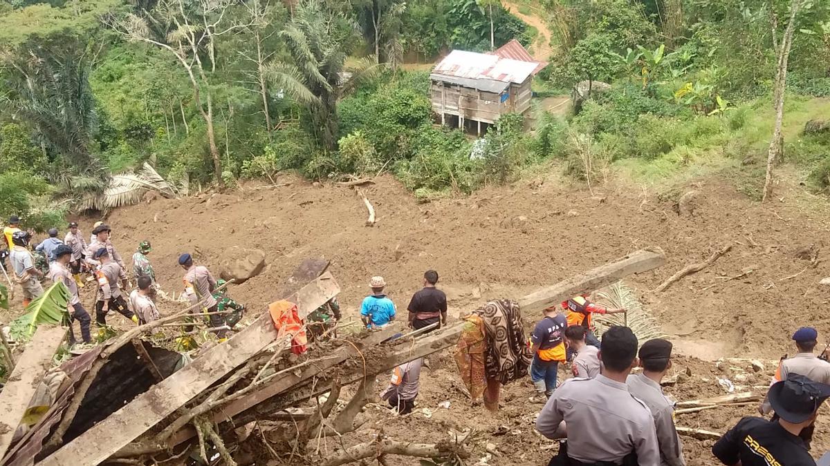 Mueren 19 personas por desprendimientos de tierra en Indonesia