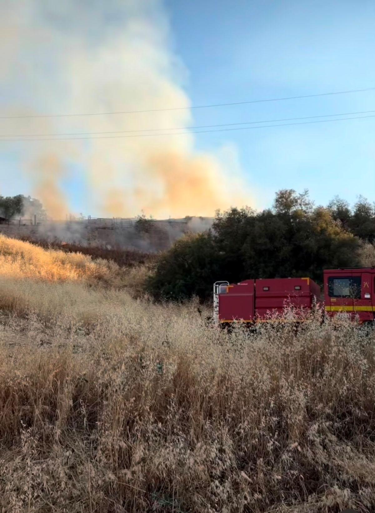 Un camión de bomberos junto a una de las zonas que se han quemado en Puente Genil.
