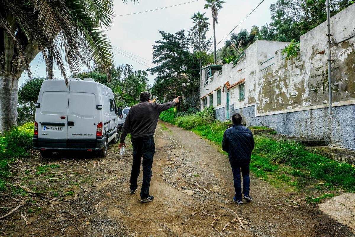 Las calles de tierra presentan  grandes baches, que los vecinos no pueden arreglar ni con grava.