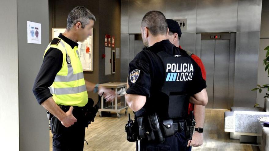 Agentes de la Policía Local, con el padre de la víctima.