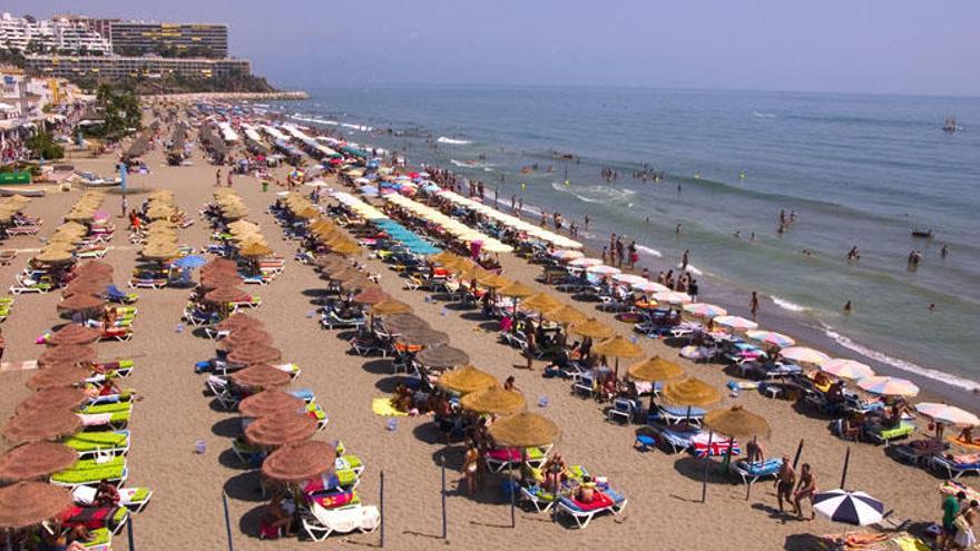 Turistas en las playas de Málaga, uno de los principales destinos turísticos de Europa, que da empleo a miles de personas durante todo el año.