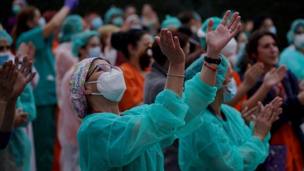 coronavirus. Enfermeras durante los aplausos a sanitarios en el Hospital Gregorio Marañón de Madrid