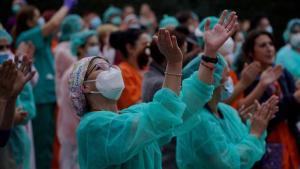 Unas enfermeras aplaunden el pasado mes de abril durante la pandemia