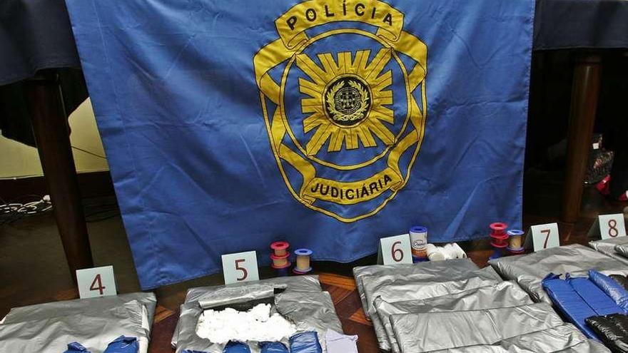 Paquetes de cocaína incautados este domingo a los tres &quot;narcocruceristas&quot; en Funchal.  // Polícia Judiciária