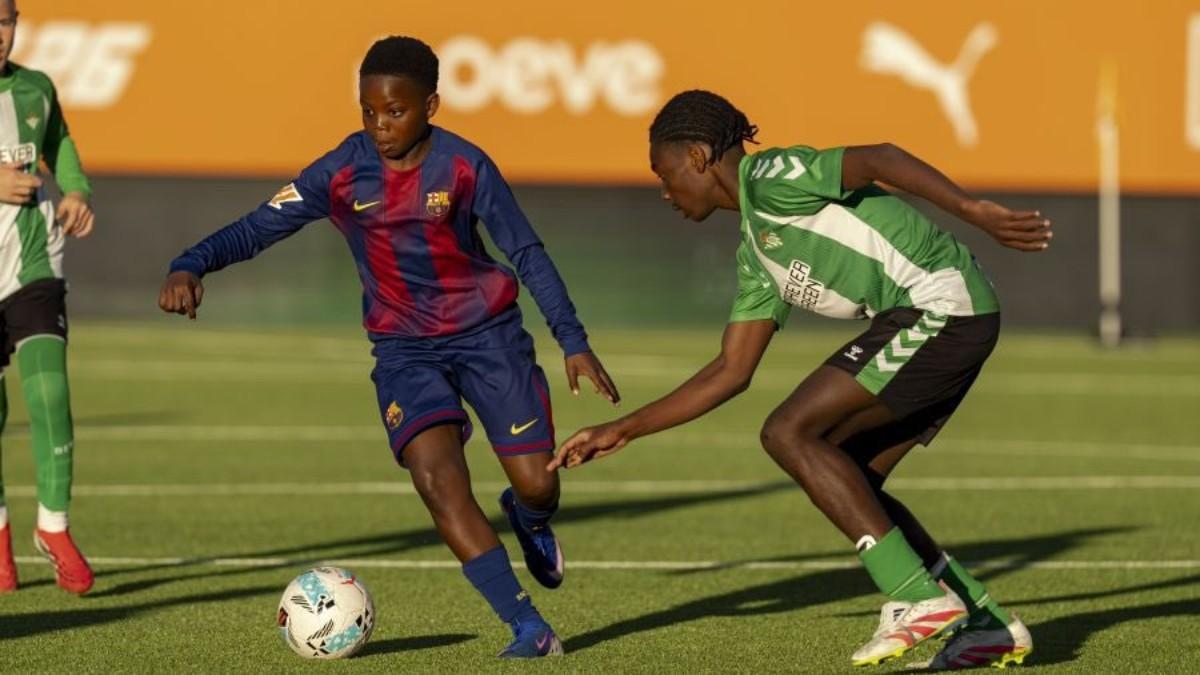 Destiny lucha con Candelá en un Barça-Betis