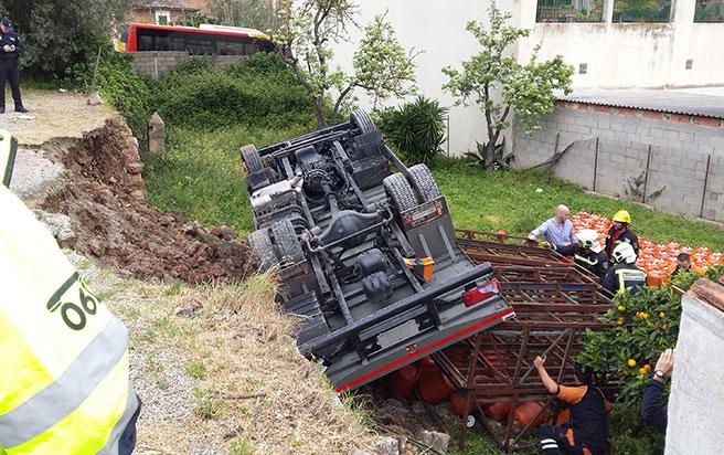 Un camión cargado de butano vuelca en Sóller