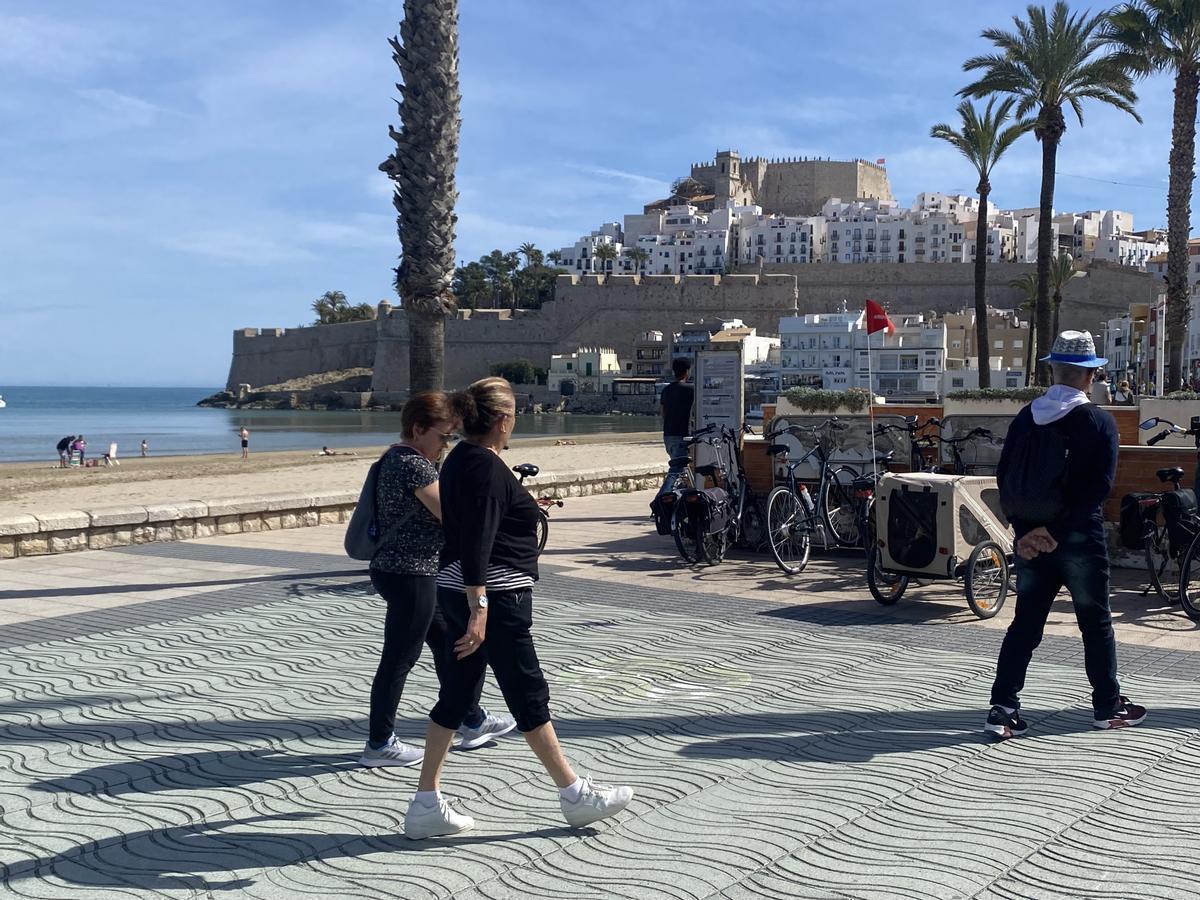 Uno de los grandes atractivos de Peñíscola es la playa y su paseo marítimo.