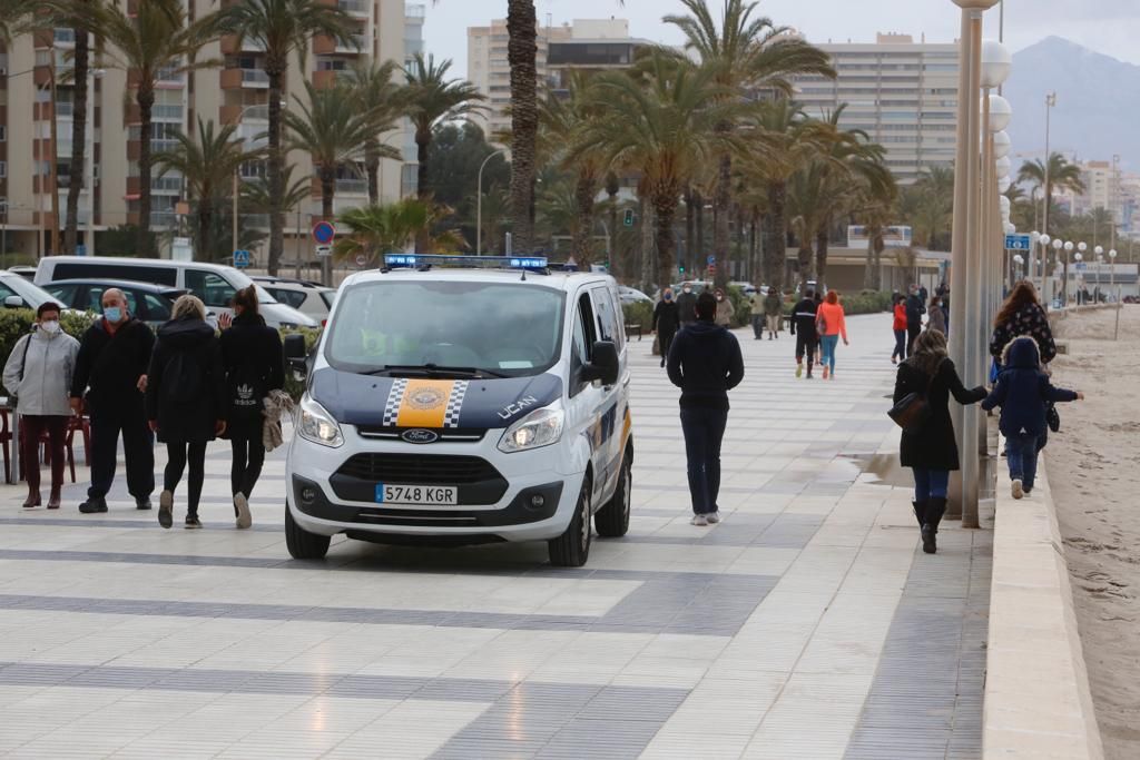 Ambiente del día del padre en la playa de San Juan y en el Postiguet