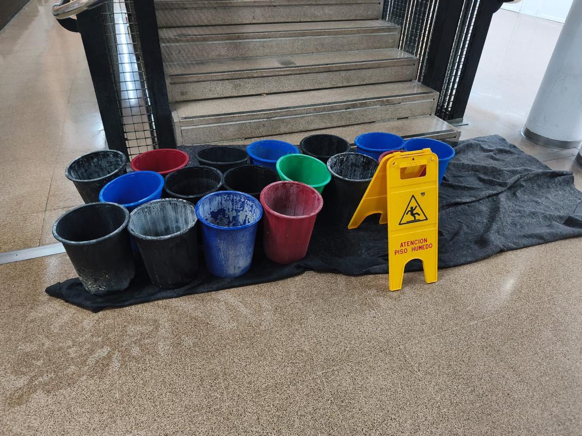 Estado del IES Conselleria con goteras cuando llueve