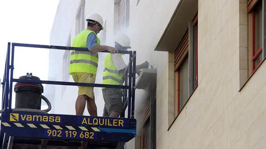 Los operarios contratados por el IVVSA iniciaron ayer la retirada de las cornisas de las ventanas de la calle Santo Domingo.