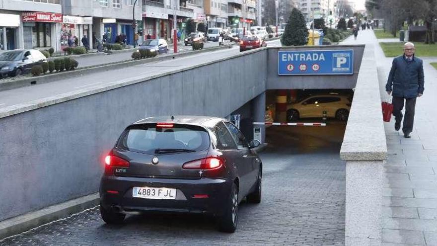 Los aparcamientos, como el de la foto en Coia, no llegaron a cerrar en ningún momento. // Ricardo Grobas