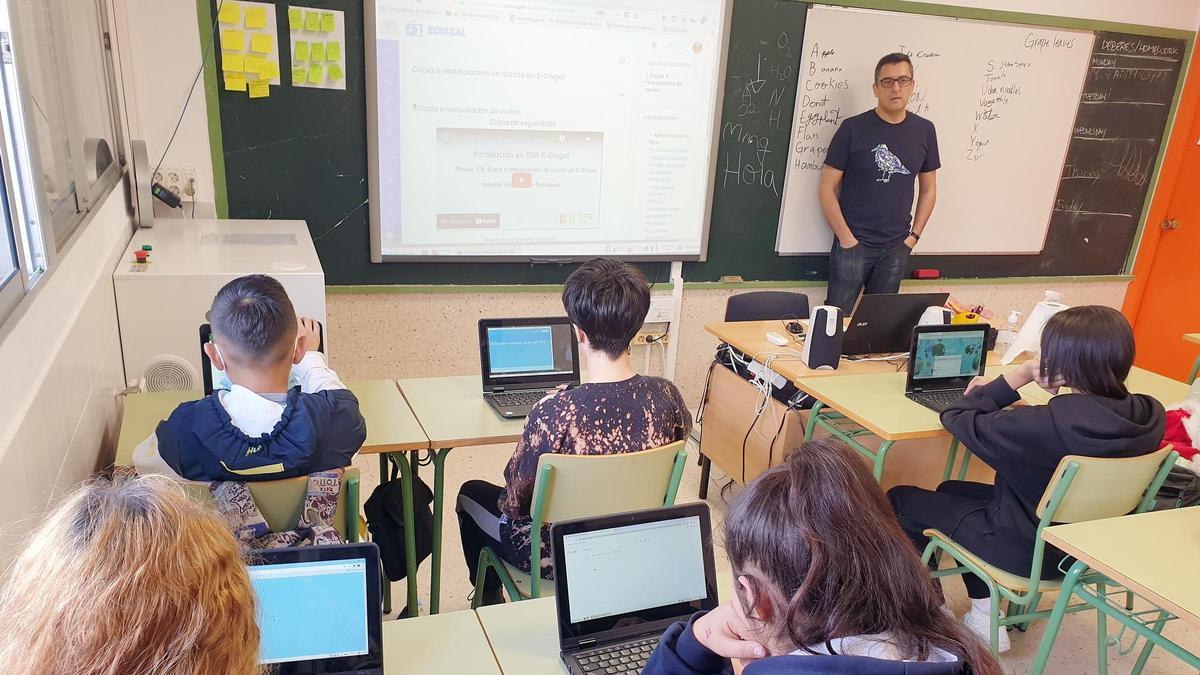 Alumnado del IES de Teis con libro digital.