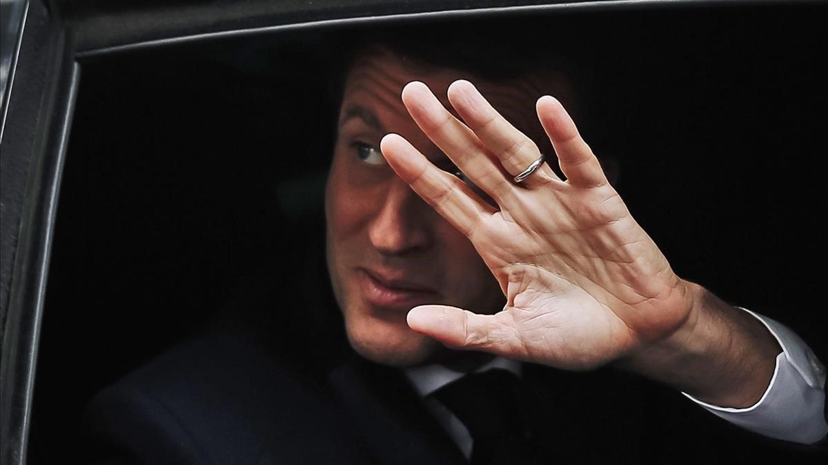 zentauroepp48341310 french president emmanuel macron waves from his car as he le190528201740