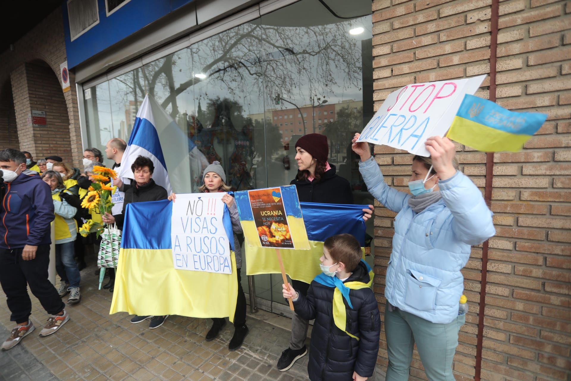 Protesta de ucranianos ante el Consulado Ruso de València