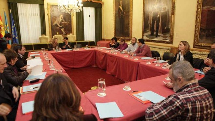 Carmen Moriyón, al fondo, preside la constitución de la Comisión de Igualdad.