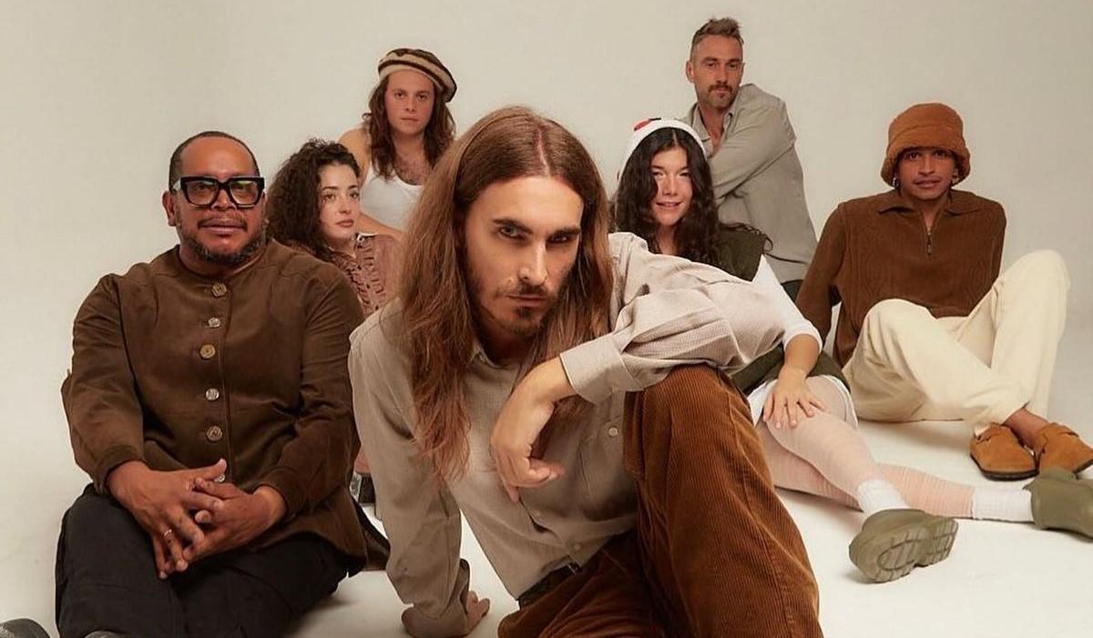 El músico gallego Carlos Ares junto a su banda.