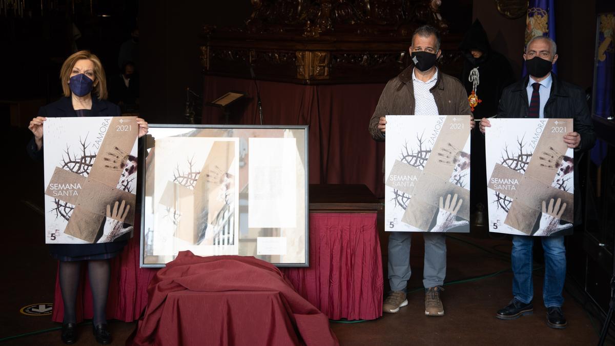 Desde la izquierda, Isabel García Prieto, Emilio Ferrero y Antonio Martín Alén, en la presentación del cartel anunciador de Semana Santa