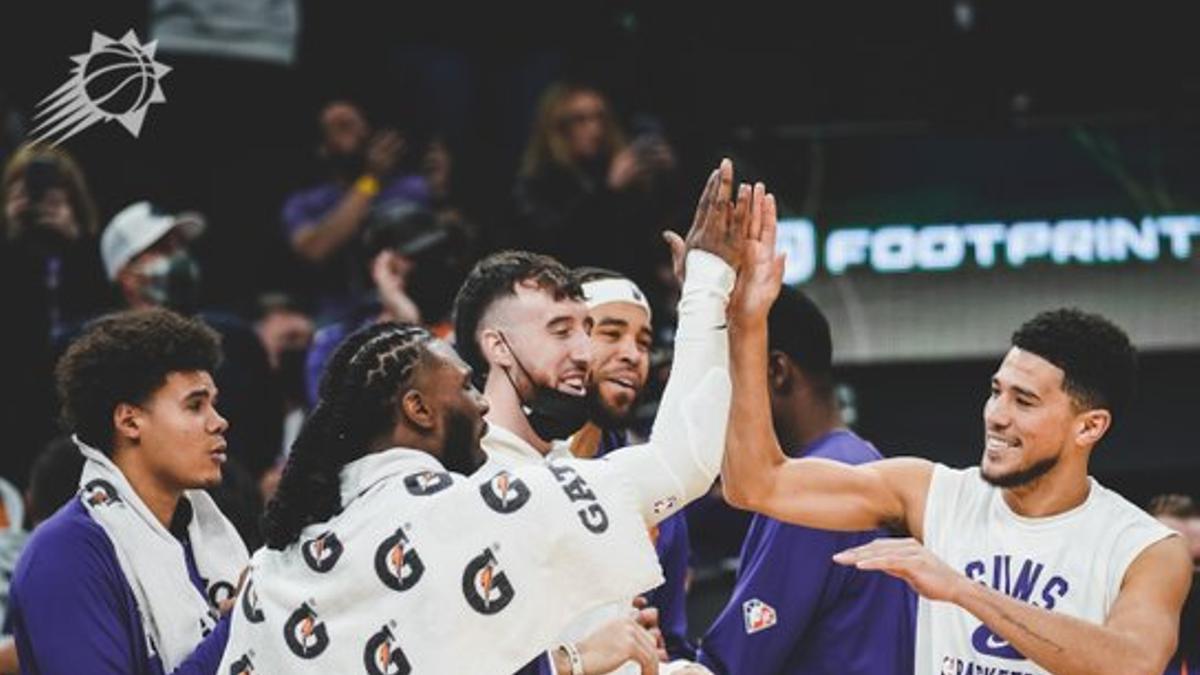Los jugadores de los Suns celebran su victoria