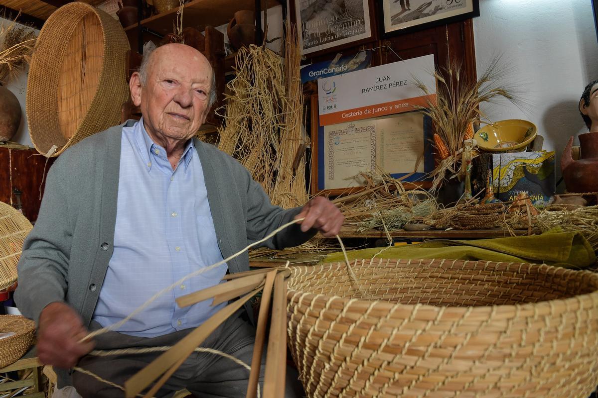 Juan Ramírez Pérez, artesano cestero de junco.