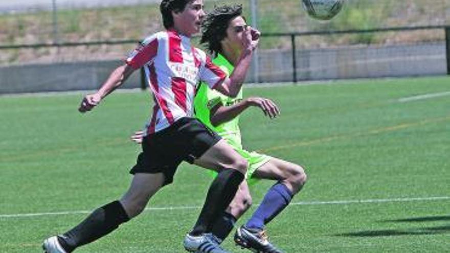 Un jugador zamorano disputa con un rival por hacerse con el cuero.