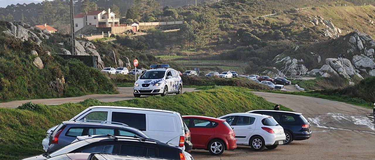 Esta semana se esperan algunas medidas de alivio en las restricciones sanitarias y de movilidad. Pero eso en todo caso será en los próximos días y mientras tanto hay que seguir respetando normas como la de los cierres perimetrales. Ayer la Policía Local de Cangas volvió a realizar controles en O Hío para detectar a los que se creen muy listos.