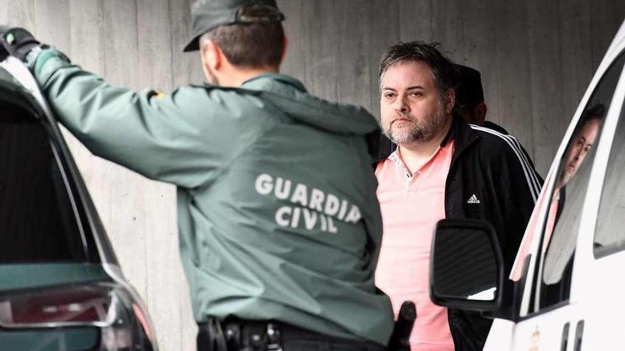 El presunto parricida accede al vehículo de la Guardia Civil tras negarse a declarar.