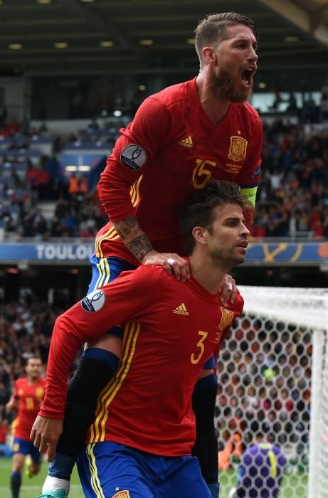 Sergio Ramos celebra el gol con Piqué