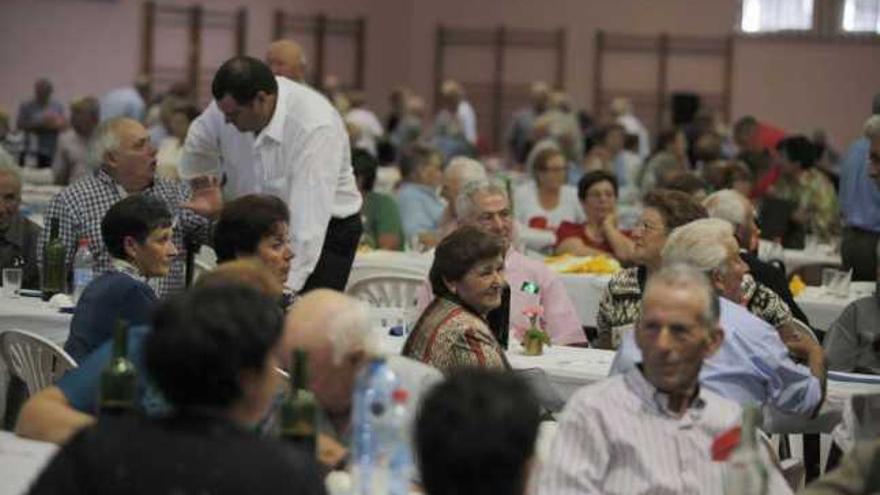 El pabellón municipal se abarrotó ayer de asistentes durante la comida de confraternidad.  // Bernabé/Gutier