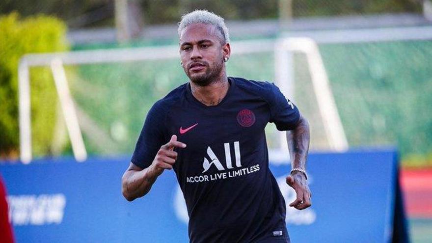 Neymar, camino de otro &quot;se queda&quot; (en París)