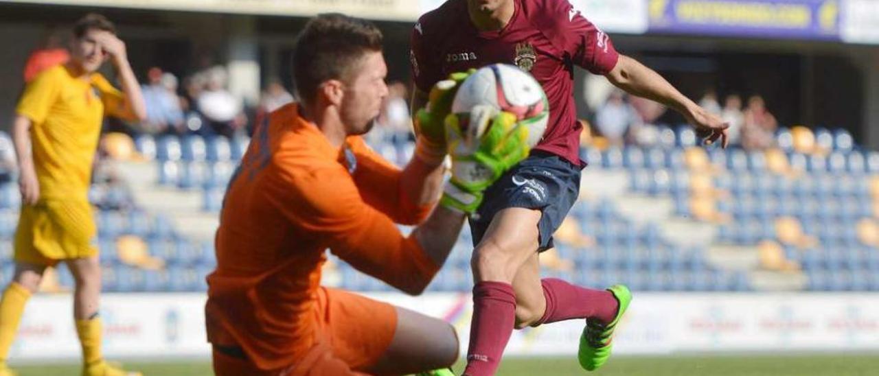 Toni, portero del Burgos, atrapa un disparo de Borjas Martín en un lance del partido de ayer en Pasarón. // G. Santos