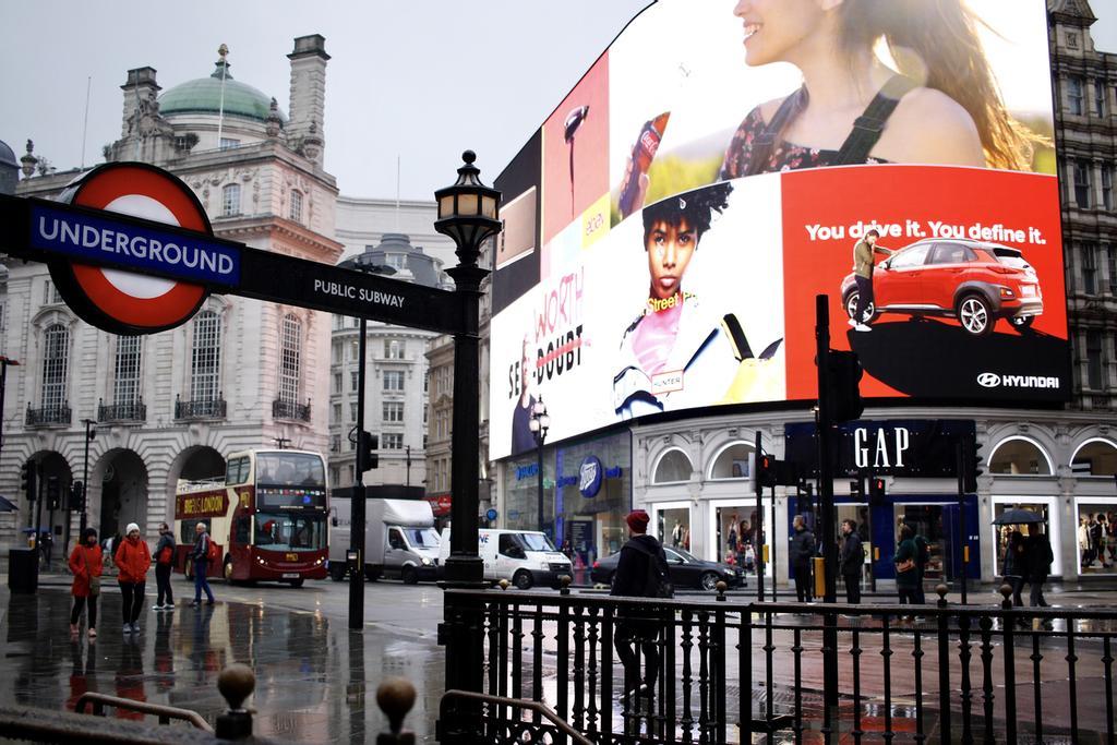 La mejor forma de moverse es utilizando el transporte público.