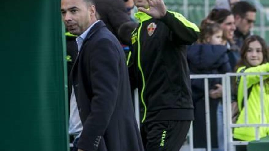 El director deportivo Cordero y el técnico Pacheta, sonrientes el sábado en el Martínez Valero. ANTONIO AMORÓS