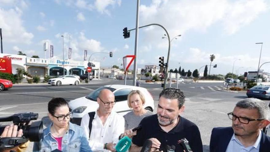 El alcalde, ayer, en el punto de la Nacional 332 en l&#039;Alfàs donde irá la pasarela.