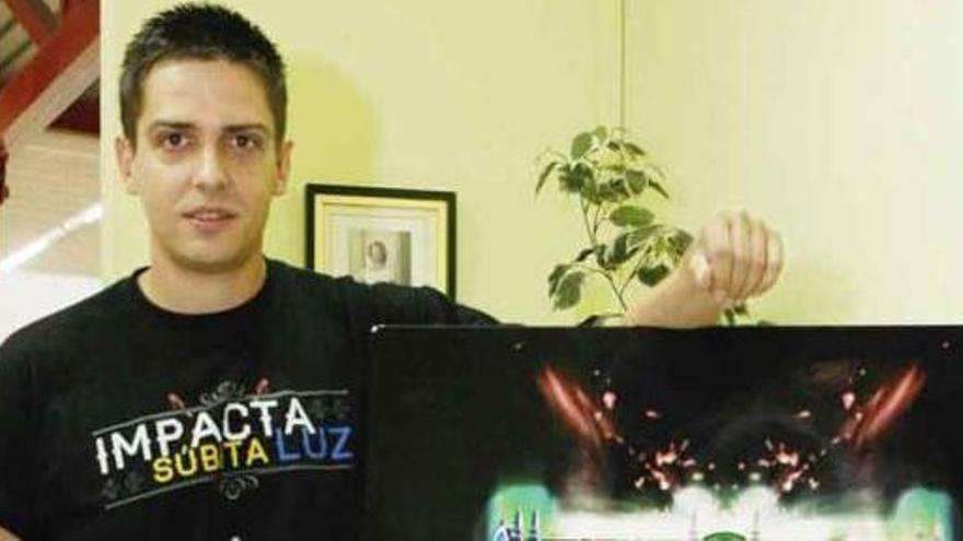 Miguel Álvarez, junto al cartel de &quot;Impacta súbita luz&quot;.