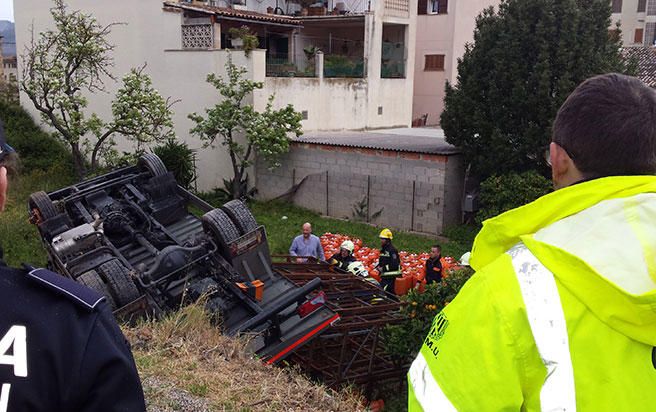 Un camión cargado de butano vuelca en Sóller