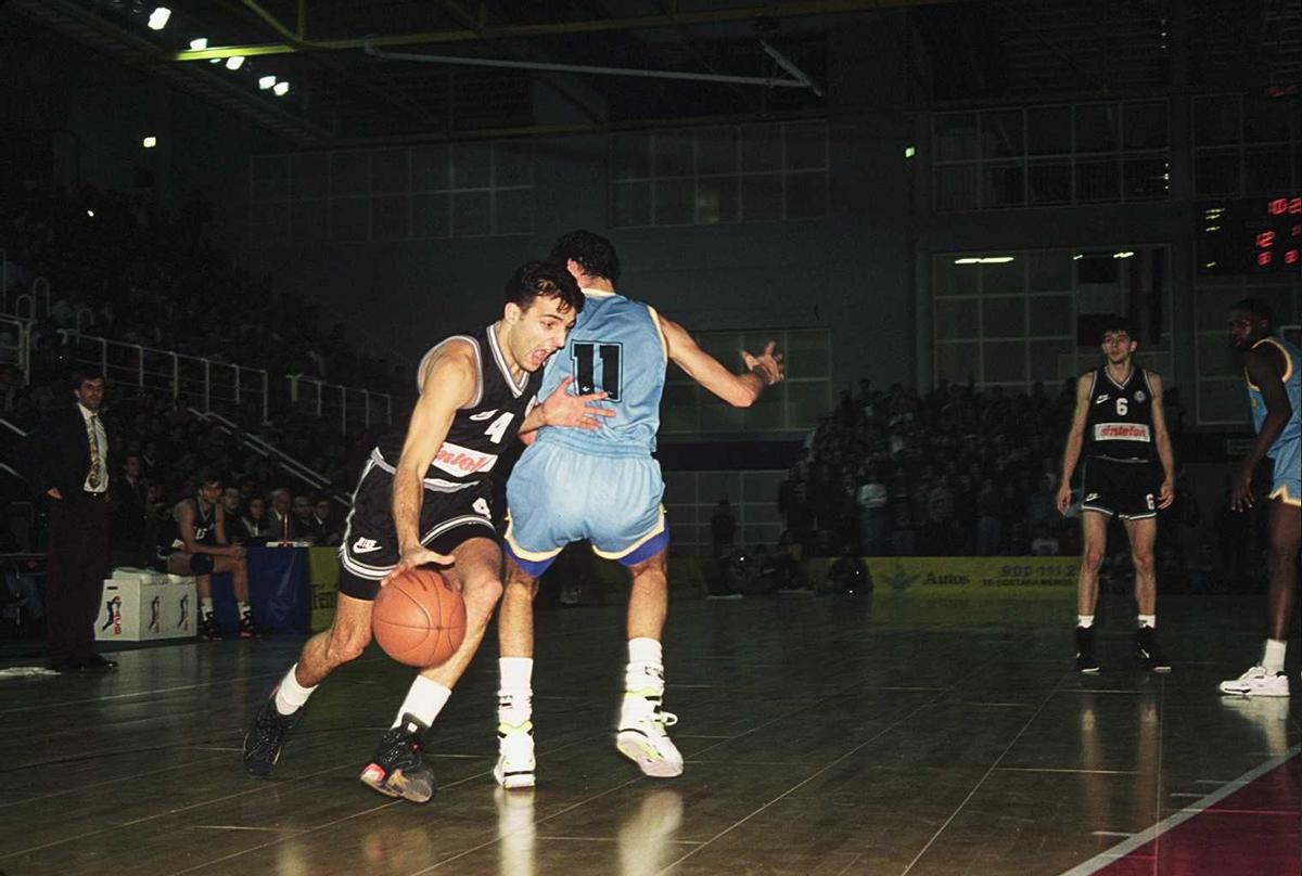 Sasha Djordjevic supera a un defensor en el Partizan-Estudiantes disputado en Fuenlabrada en 1991.