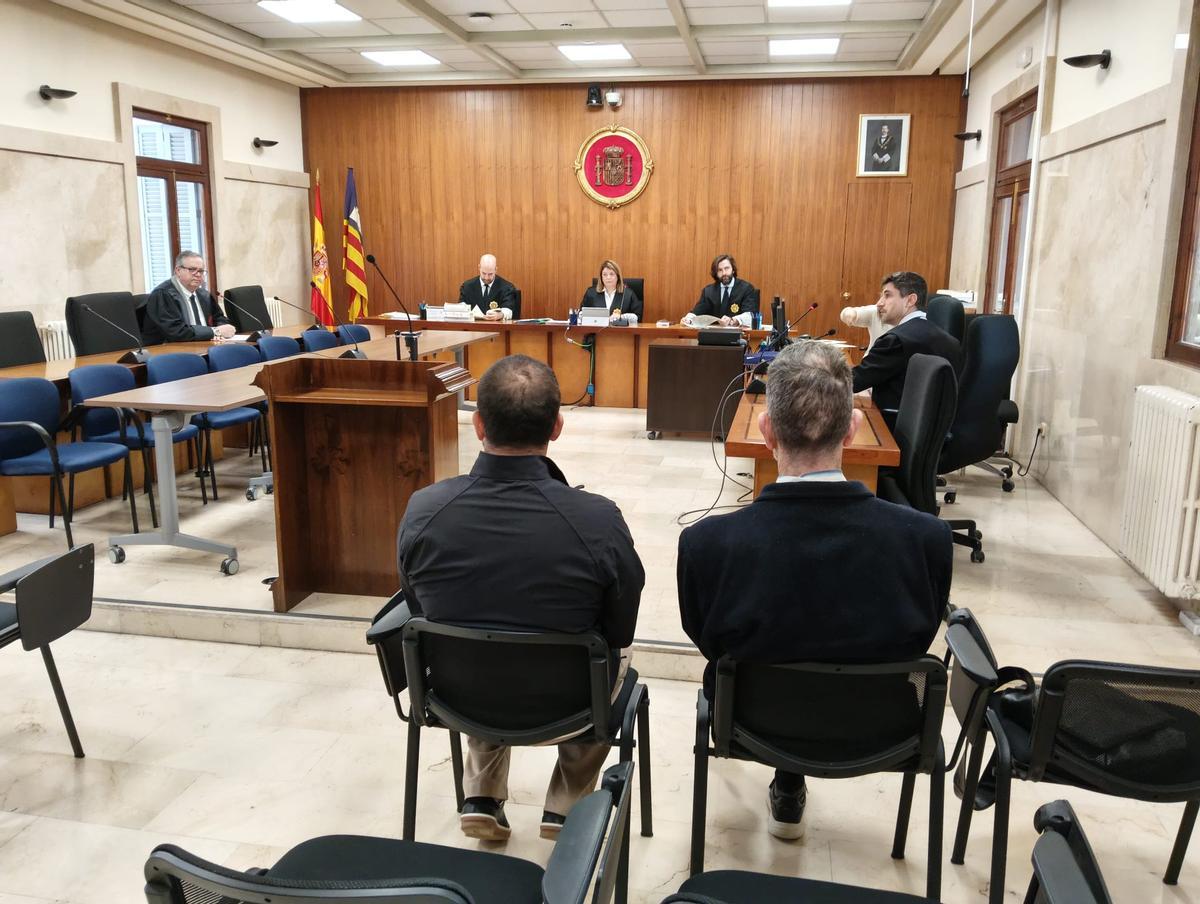 El hombre condenado, a la izquierda, junto al intérprete, hoy en la Audiencia Provincial.