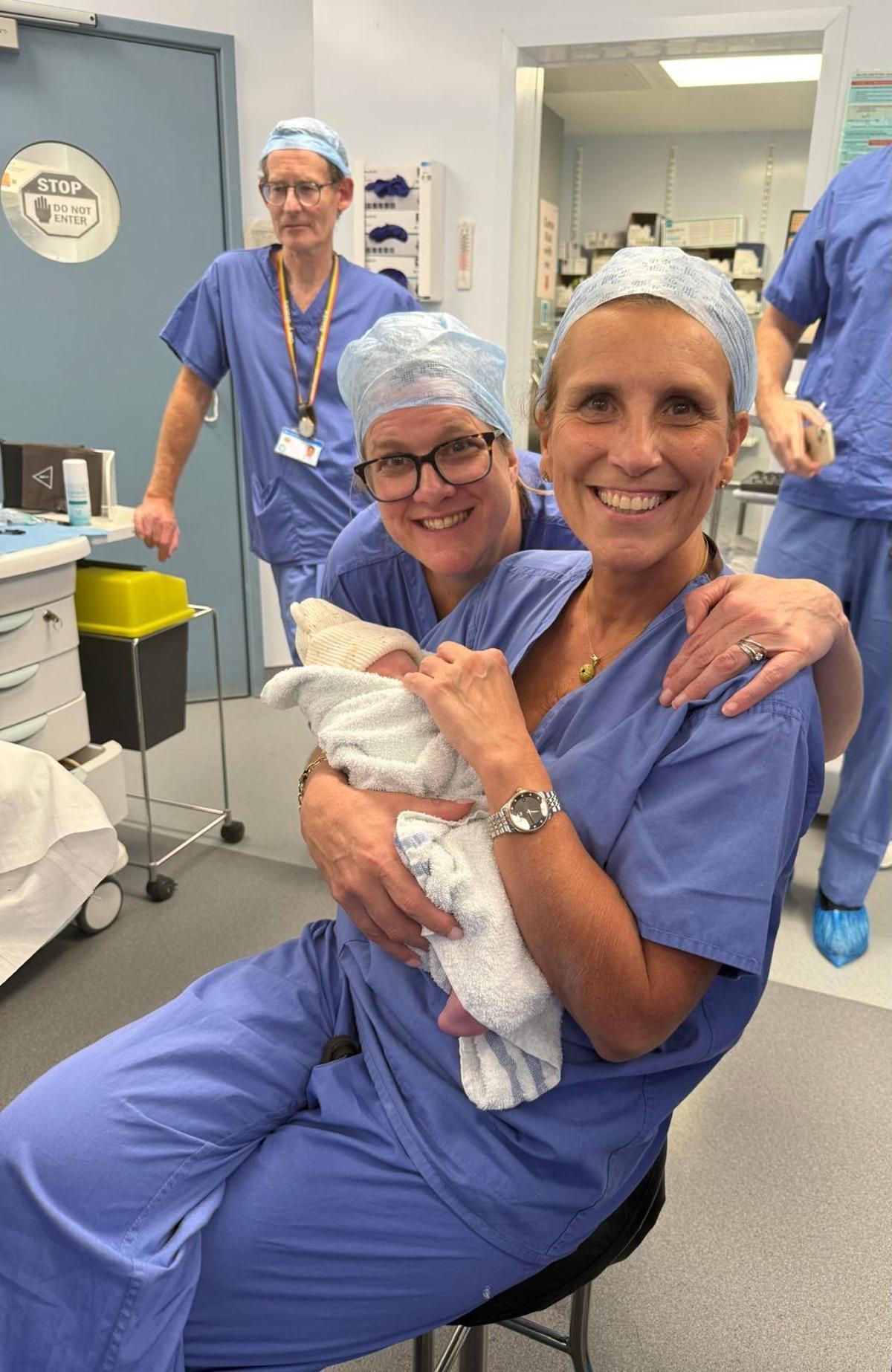 La doctora Quiroga porta en brazos a Hugo Richard, tras la cesárea.