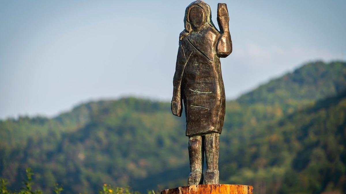 El bronce dedicado a Melania Trump, del artista Brad Downey, inaugurado en Sevnica (Eslovenia).