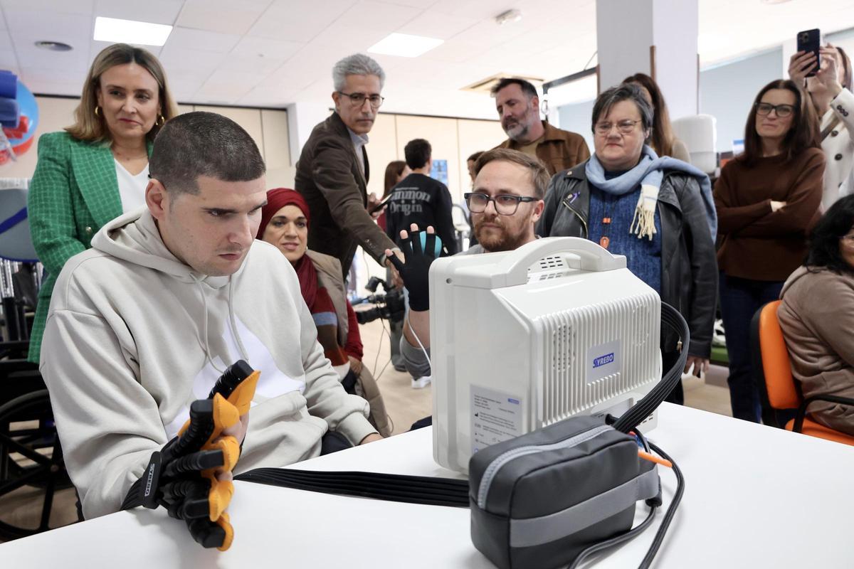 Guante robótico utilizado por los usuarios de Famdif.