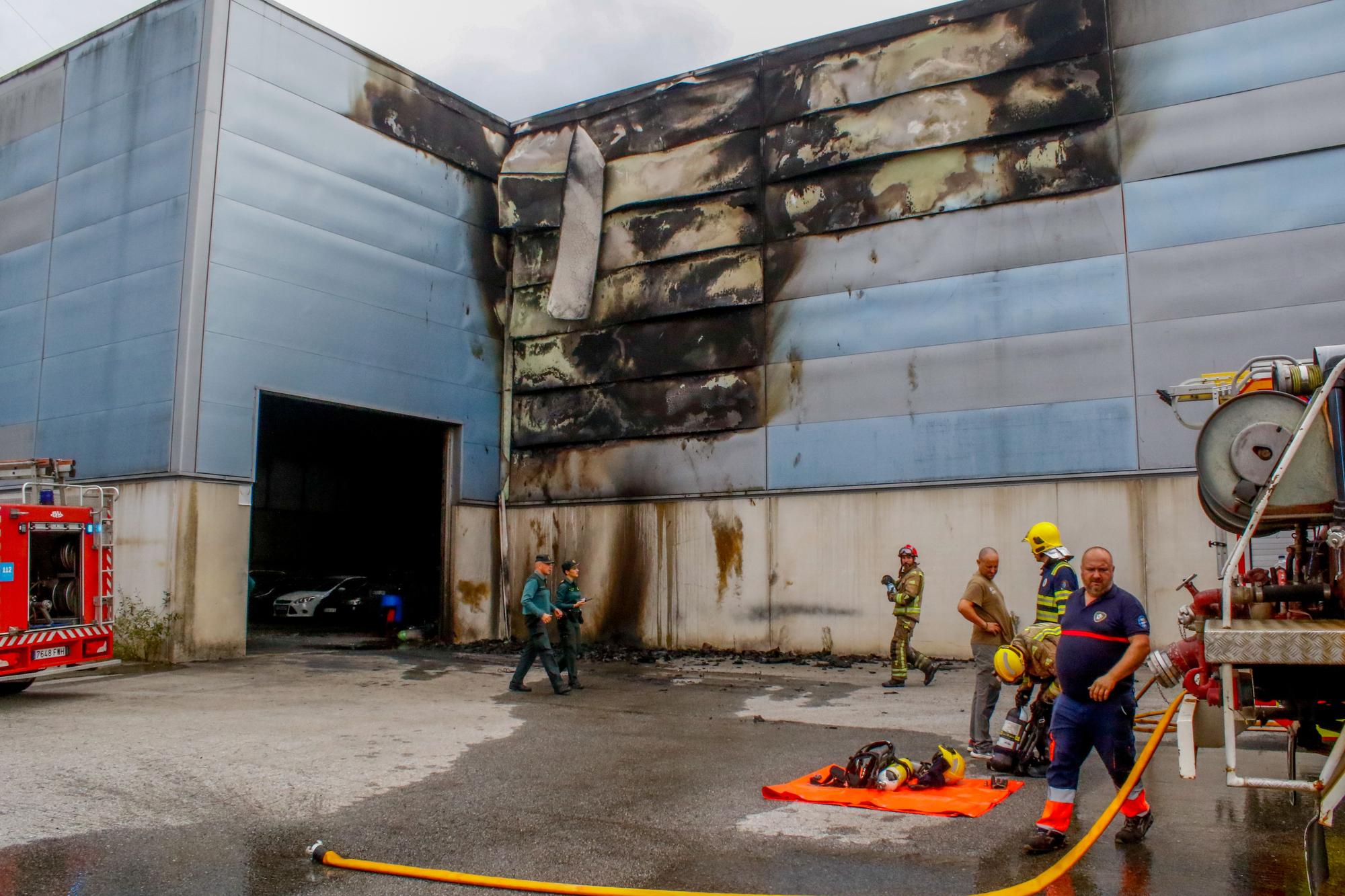 Un incendio afecta a una de las naves del antiguo Grupo Lito en Caldas