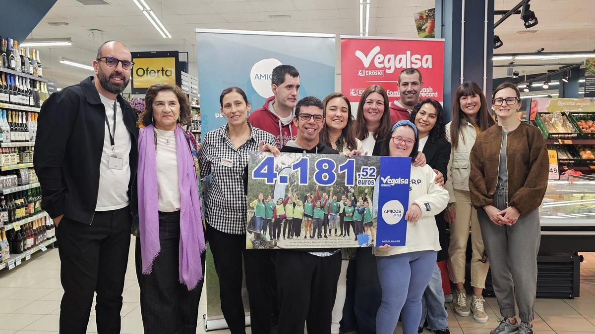 Entrega del cheque solidario a Amicos en el Eroski Center de Boiro.