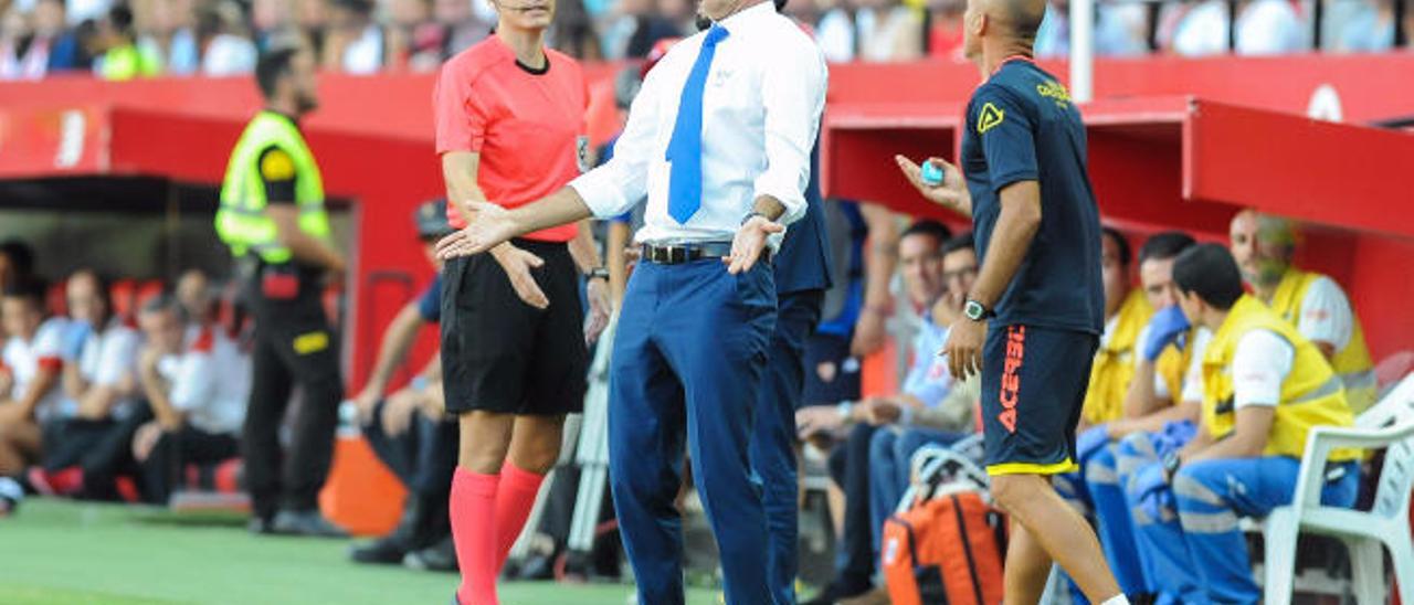 Setién se queja durante el partido entre el Sevilla y la UD Las Palmas de ayer en el Sánchez Pizjuán.