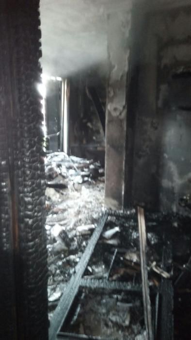 Una vela incendia un piso en el casco de Santa Brígida
